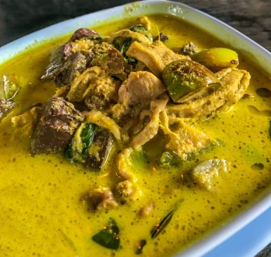 Asya Tayland Gıda, çete Keow Wan Gai veya tablo zemin, sonra aranan en ünlü Tayland yemekleri üzerine kapta tavuk ile Tay yeşil köri.