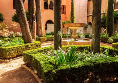 Köpüklü bir çeşme Mağribi Alhambra Palace, Granada, İspanya avlusunda bir güzel yaz gün görünümü