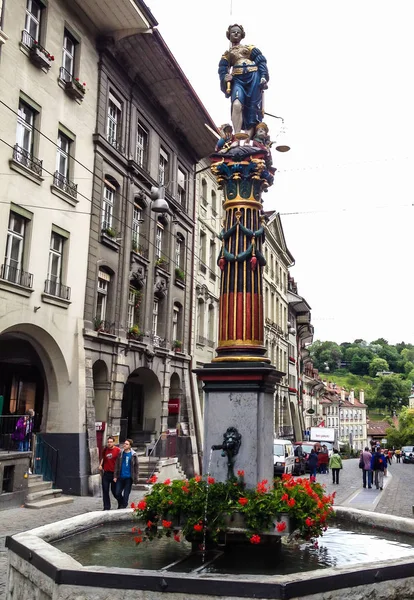 Air Mancur Keadilan: Justitia dengan penutup mata memegang timbangan dan pedang di air mancur Gerechtigkeitsbrunnen di pusat bersejarah Bern, Swiss, Eropa . — Stok Foto