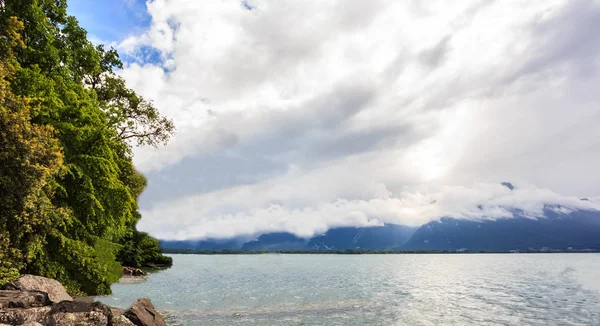 Vista panorâmica do Lago de Genebra, um dos lagos mais atravessamos do Switzerland\ na Europa, com o céu cheio de nuvens depois da chuva, Cantão de Vaud, Suíça. Projeto para o fundo, pano de fundo, modelo, papel de parede, tela, espaço. — Fotografia de Stock