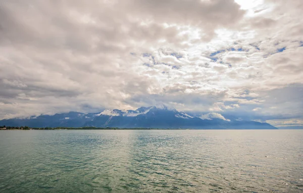 Pandangan panorama tentang Danau Jenewa, salah satu danau Swiss yang paling banyak dikunjungi di Eropa, dengan langit yang penuh awan setelah hujan, Kanton Vaud, Swiss. Desain untuk latar belakang, latar belakang, templat, wallpaper, layar, ruang . — Stok Foto