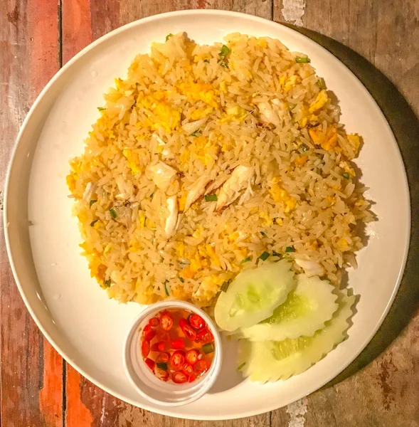 Asian Food, Crab Fired Rice (Khao Phat Pu) dalam piring putih dengan latar belakang meja kayu — Stok Foto
