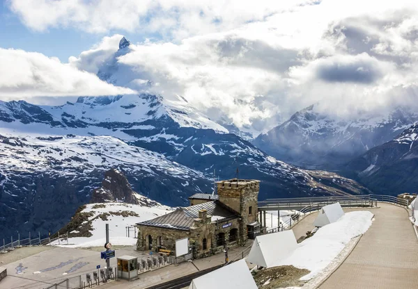 Majestätisch verträumter Blick auf verschneite Gornergrat-Station und den ikonischen Matterhorngipfel, wolkenverhüllt, zermatt, schweiz, europa. — Stockfoto