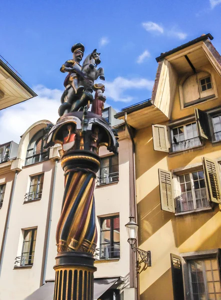 San Jorge y dragón, estatua policromada de la fuente de San Jorge (1548), Soleura, Soleura, Suiza, Europa . — Foto de Stock