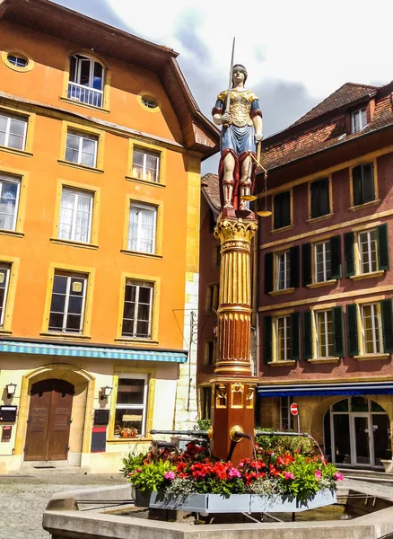Fontein of Justitie in de middeleeuwse oude stad Biel Bienne, Zwitserse Bern. Het werd opgetrokken in 1543, en Justitie personifieert met haar weegschaal en het zwaard van de waarheid. — Stockfoto