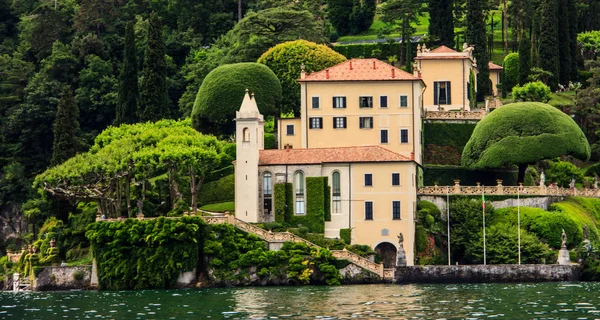 湖コモ, イタリア, ヨーロッパのクルーズ船をからの眺めで、ヴィラデル Balbianello — ストック写真