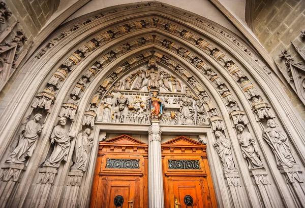 The main portal at the main gate of Saint Nicholas of Myre Parish Church of Freiburg, constructed around 1380, representing a Last Judgment, in Fribourg, Switzerland. — Stock Photo, Image