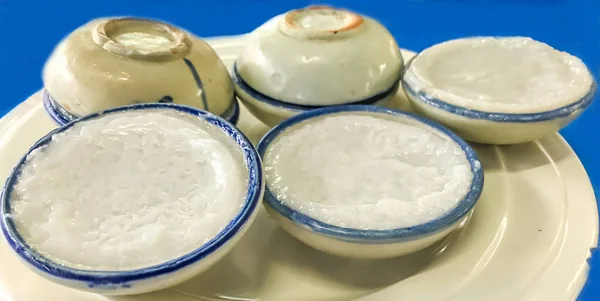 Postres dulces tradicionales tailandeses: Kanom Tuay, crema de leche de coco en pequeñas tazas de porcelana. Concéntrate en el frente . — Foto de Stock
