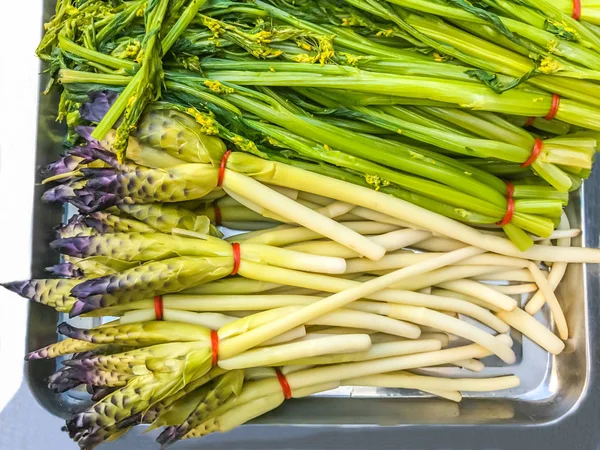 Окрашенный Сиам Тюльпан (Cucuma Sparganifolia) и китайская цветущая капуста (Bog Choy), Scalded Vegetable это тайское блюдо, обычно едят с чили пасты . — стоковое фото