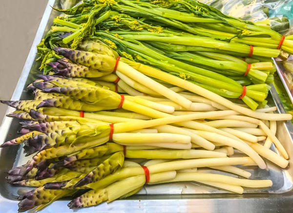 Blanched Siam Tulip (Cucuma Sparganifolia) y col china (Bog Choy), Scalded Vegetable es un plato tailandés, que normalmente se come con pasta de chile. . — Foto de Stock