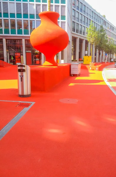 El Public City Lounge está al aire libre cubierto de granulado de goma roja e iluminado por elementos de iluminación artística. Suelo rojo, bancos rojos en Roter Platz o Plaza Roja, St. Gallen, Suiza, Europa . — Foto de Stock
