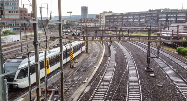 Estação ferroviária e junção com interruptor ferroviário — Fotografia de Stock