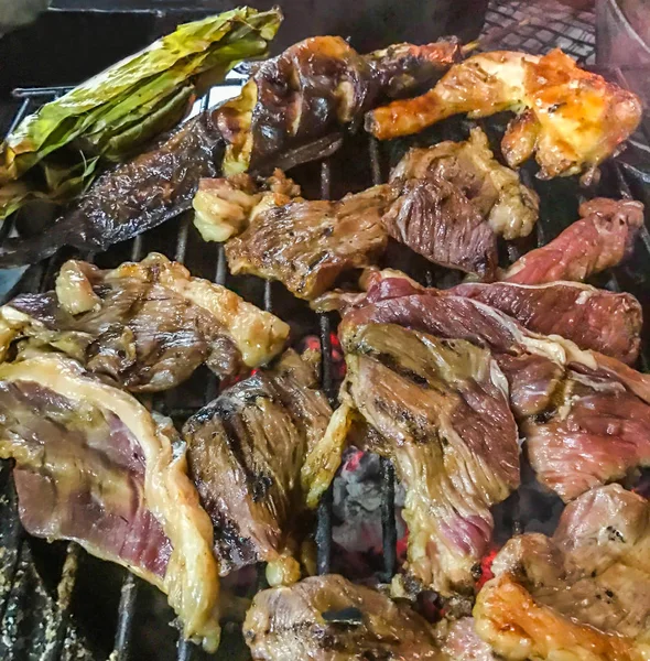 karışık et tavuk, domuz, sığır eti, Balık ve kömür Barbekü ızgarada pişmiş sebze Tayland sokak gıda.