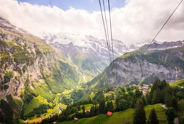 Impressionante vista rural do vale Lauterbrunnen, vista panorâmica do teleférico de Stechelberg para Murren Station, Lauterbrunnen, Bernese Oberland, Suíça, Europa . — Fotografia de Stock