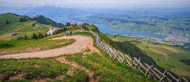 Panoramik manzara görünümü, Dört kanton Gölü ve dağ sıralarının Rigi Kulm bakış açısı, Lucerne, İsviçre, Avrupa.