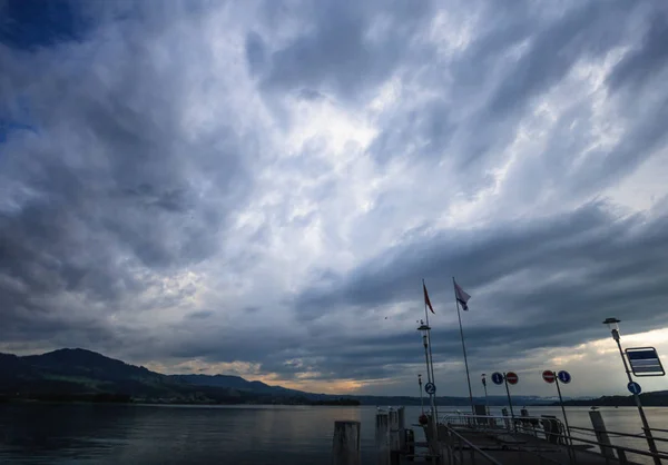 Muelle antes de la tormenta en el lago Zurich, Rapperswil, Suiza, Europa . — Foto de Stock