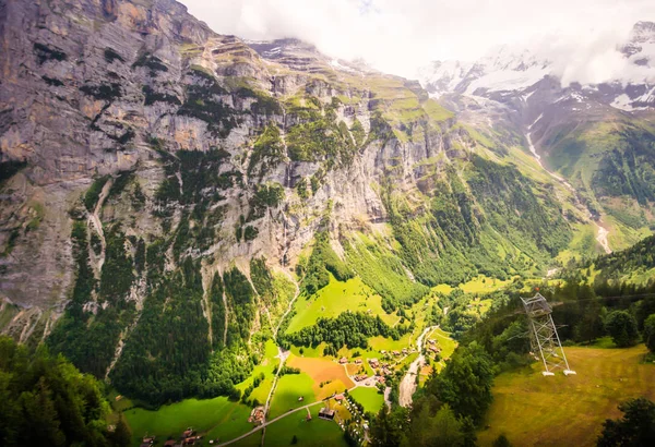 Çarpıcı Lauterbrunnen Vadisi kırsal görünümü, kuş bakışı Teleferik Stechelberg üzerinden Murren istasyonu, Lauterbrunnen, Bernese Oberland, İsviçre, Avrupa dan.
