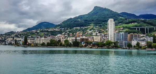 モントルー、スイス ・ リヴィエラのジュネーブ湖の堤防。背景、スイス、ヨーロッパ アルプスの山々. — ストック写真