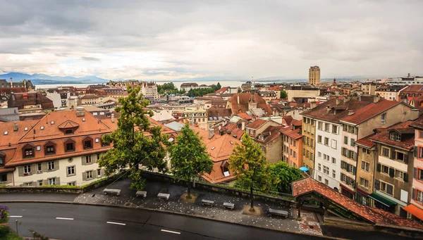 Vista superior del casco antiguo de Lausana, Lausana, Suiza, Europa . — Foto de Stock