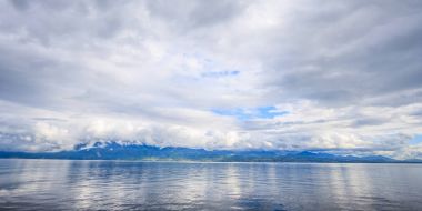 Panoramik göl Cenevre, İsviçre'nin en cruised göllerde Avrupa, Vaud kantonu, İsviçre. Arka plan, zemin, şablon, duvar kağıdı, ekran, alan için tasarım.