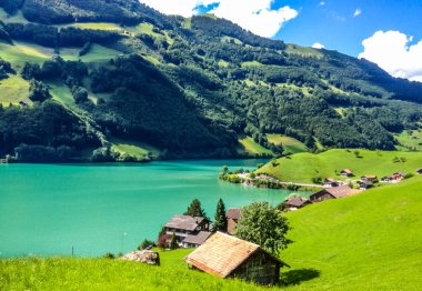 Renkli Thunersee (Lake Thun) görünümünde bir güzel yaz günü, Thun, İsviçre, Europe.