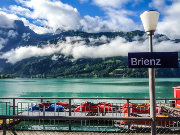 Güzel yaz görünümü liman pastoral renkli turkuaz Gölü Brienz, Brienzersee, Interlaken-Oberhasli bölgesi, Bern, Bernese Oberland, İsviçre, Avrupa Kuzey kıyısında ve Brienz Köyü