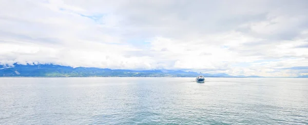 Vista panorâmica do Lago de Genebra, um dos lagos mais cruzados da Suíça na Europa, Cantão de Vaud, Suíça. Design para fundo, pano de fundo, modelo, papel de parede, tela, espaço . — Fotografia de Stock