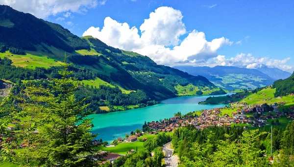 Αγροτική ελβετικό τοπίο από τρένο βόλτα παράθυρο θέα, γραφικό εικόνα ως μια ζωγραφική του Lungern χωριό και τη λίμνη σε μια όμορφη καλοκαιρινή μέρα, Lungern, Ελβετία, Ευρώπη. — Φωτογραφία Αρχείου