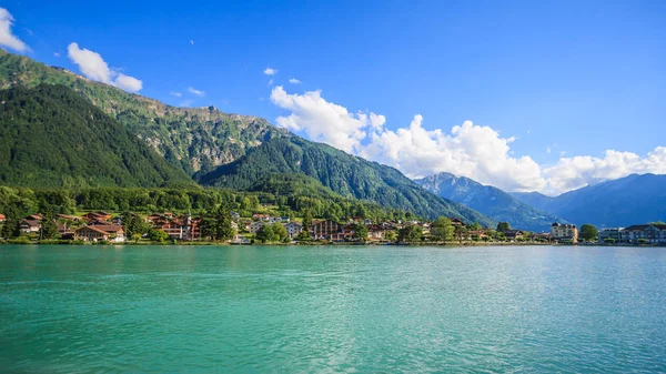 Lago Brienz (Brienzersee) Vista da paisagem do Embankment do barco de cruzeiro, Interlaken, Suíça, Europa — Fotografia de Stock