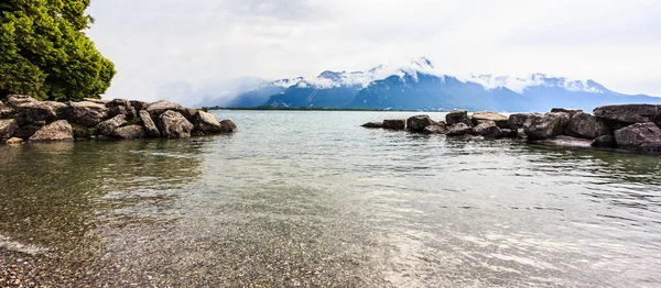 Cenevre Gölü panoramik manzaralı swiss alps arka plan ile Avrupa, Vaud, İsviçre İsviçre'nin en cruised göller biri. Arka plan, zemin, şablon, duvar kağıdı, ekran, alan için tasarım.