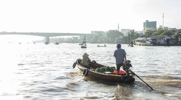 Eve, geminizde Pazar tüccarlar Can Tho Suüstü Pazarı Hau nehir, Mekong Nehri, Can Tho, Vietnam distributary yüzer