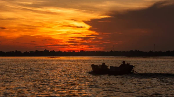 Boat Riding Silhouette on the morning sunrise in Hau River, a distributary of the Mekong river, Can Tho, Vietnam, Indochina, Asia. — Stock Photo, Image