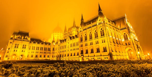 Parlamento de Budapest por la noche, Budapest, Hungría. Actualmente es el edificio más grande de Hungría y sigue siendo el más alto de Budapest . — Foto de Stock