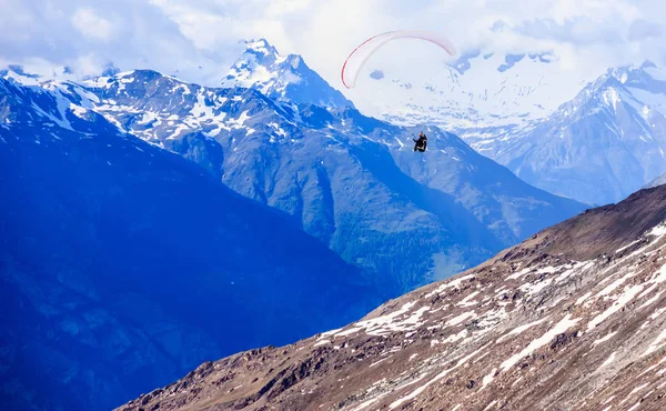Paralotnia Lot nad górami w letni dzień niebo, paralotniarstwo rekreacja sport atrakcje. Alpy Szwajcarskie w Zermatt, w pobliżu Mount Matterhorn Peak jako naturalnego tła — Zdjęcie stockowe