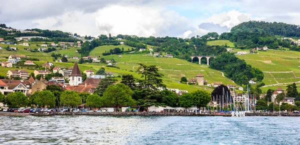 Piękny krajobraz lato Jeziora Genewskiego, Lavaux Winnica tarasy i Alpy, Lutry wieś, Szwajcaria, Europa. — Zdjęcie stockowe