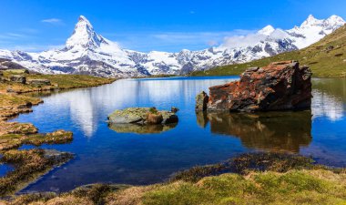 Stellisee Gölü nün güzel panoramik yaz görünümüyle ikonik Matterhorn (Monte Cervino, Mont Cervin) ve su, İsviçre Alpleri'nde, Zermatt, İsviçre, Avrupa konusunda berrak mavi gökyüzünün yansıması