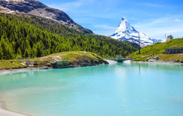 Lago Moosjisee, um dos cinco principais destinos de lagos em torno de Matterhorn Peak em Zermatt, Suíça, Europa . — Fotografia de Stock