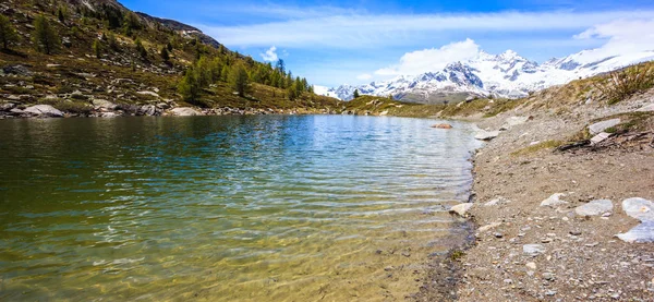 Lago Grunsee, uno de los cinco principales destinos de lagos alrededor de Matterhorn Peak en Zermatt, Suiza, Europa . —  Fotos de Stock