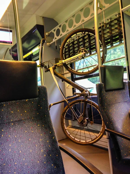 Bicicleta colgando en el estante en el tren. Proporcionar a los amantes de la bicicleta una alternativa para viajar en transporte público. Conecte el metro al trabajo, la escuela, las compras, el aire libre y los eventos . —  Fotos de Stock