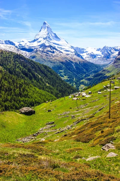 Trasa s výhledem do tradiční vesnice s kultovní Matterhorn Peak zázemí v letní den, Zermatt, Švýcarsko, Evropa. — Stock fotografie