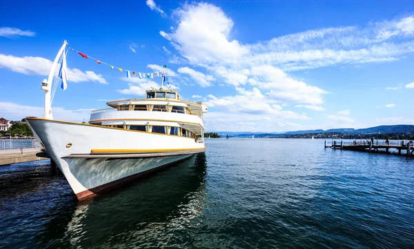 Piękny słoneczny letni dzień widok Zurichsee (Jezioro Zuryskie) z rejsu statek na molo w Zurychu i puste miejsce po prawej stronie, Zurych, Szwajcaria, Europa. — Zdjęcie stockowe