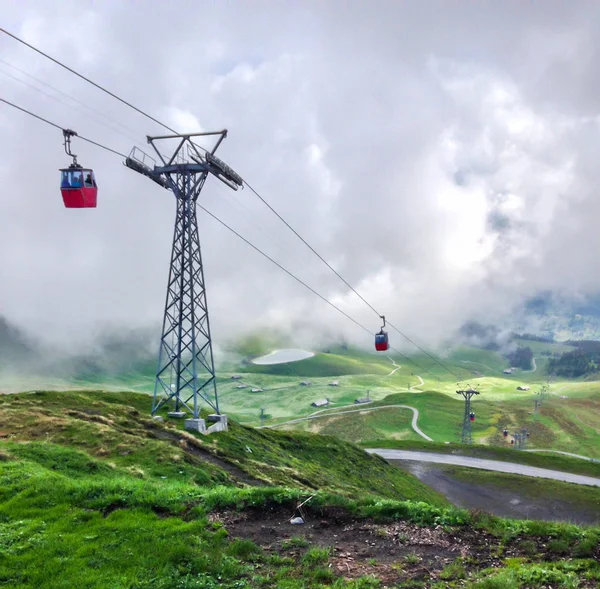 Cabine de cabo vermelha de Mannlichen com vista panorâmica em direção a Grindelwald, Suíça, Europa . — Fotografia de Stock