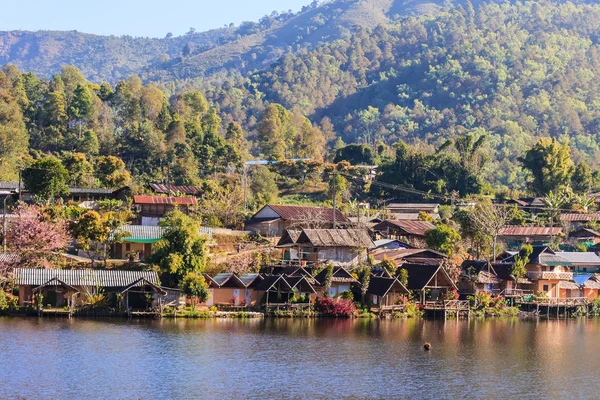 Santichon ya da Tay Yunnan Çin Kültür köyü nerede Yunnan kabilesi yaşamaya taşındık. Bu köyün Pai, Mae Hong Son, Tayland en popüler konumlar biridir. Turistler özgün Yunnan Çin yemeği deneyin ve Yunnan deneyim 