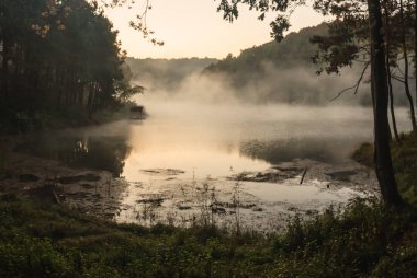Çevre dostu açık hava etkinliği, sabah güneş ışığı ve sis su Vadisi ve dağ aralıkları, Pang Oung, Mae Hong Son, Tayland çevrili sakin göl nehir kıyısında kamp