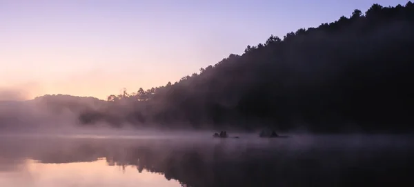 Attività all'aperto rispettosa dell'ambiente, Floating Bamboo Rafting al mattino in un lago sereno con luce solare e acqua nebbia circondato da valli e catene montuose, Pang Oung, Mae Hong Son, Thailandia — Foto Stock