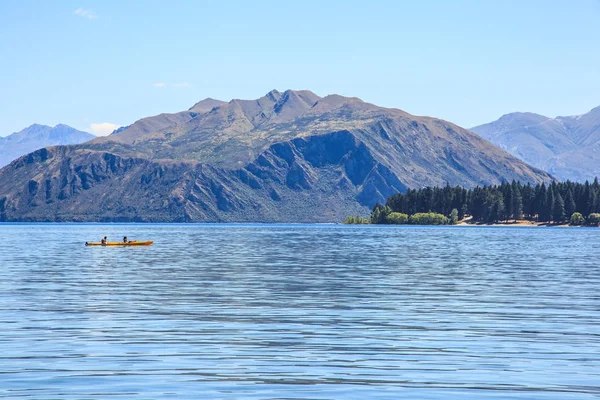 Hombre Mujer Kayak Hermoso Lago Natural Temporada Calor Verano Rodeado —  Fotos de Stock