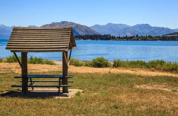 Vista Del Día Verano Del Refugio Shade Para Turistas Lago —  Fotos de Stock