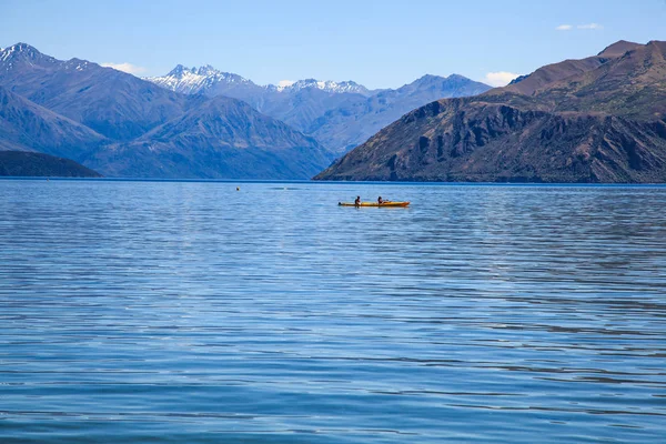 Hombre Mujer Kayak Hermoso Lago Natural Temporada Calor Verano Rodeado —  Fotos de Stock