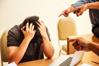 , Faultfinding, işaret parmağını suçluyor. İş takım çalışması çatışmada. Bir adam aşağı ve suçlama suçlu görünüyordu. Hata veya gaf yapmak.