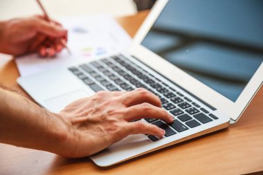 Office kavram, kullanma fikirler, grafikler, bilgisayarlar, Tablet, iş planlaması üzerinde akıllı aygıtlar toplantı iş kişi.
